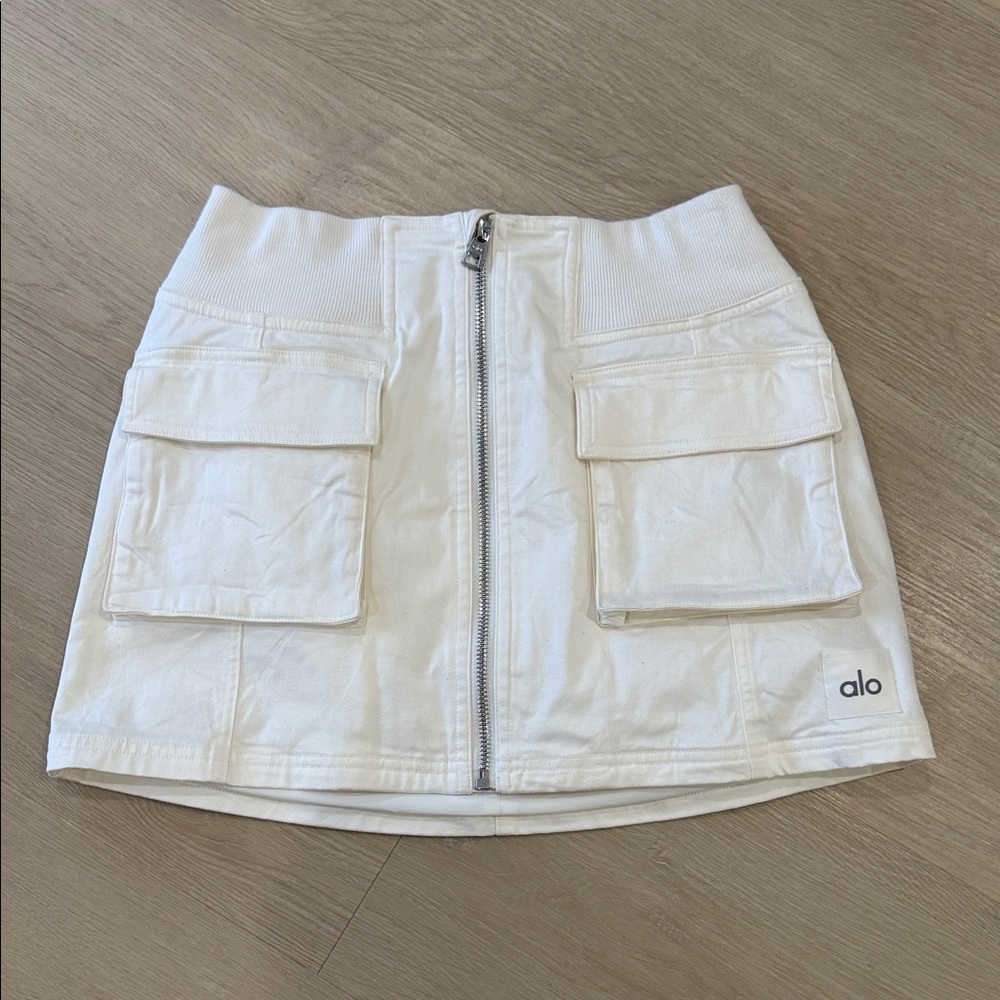 ALO Yoga Off-White Skirt with zipper and two pockets